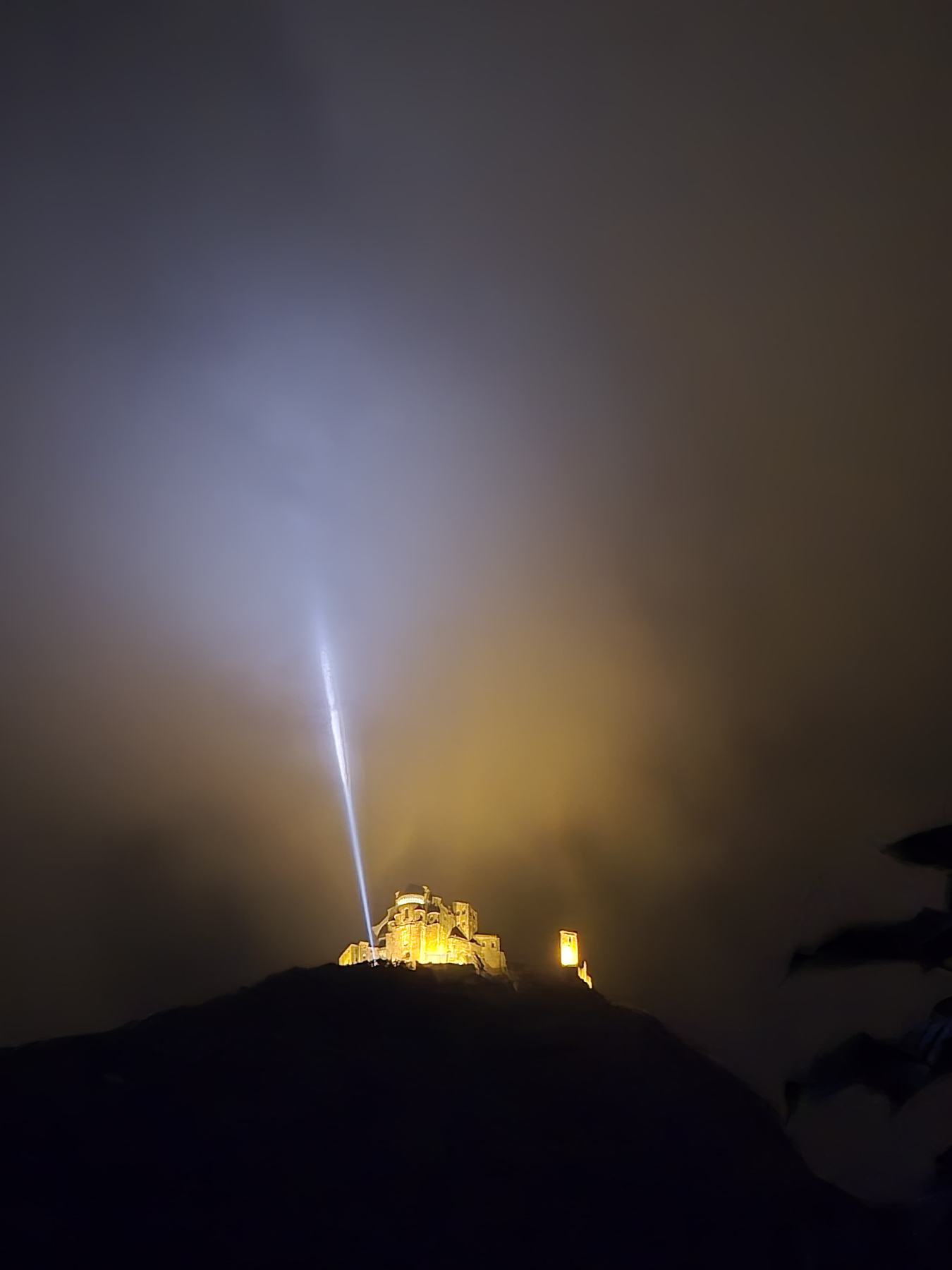 La Sacra di San Michele illuminata di notte, fotografata dal San Michele Padel Club