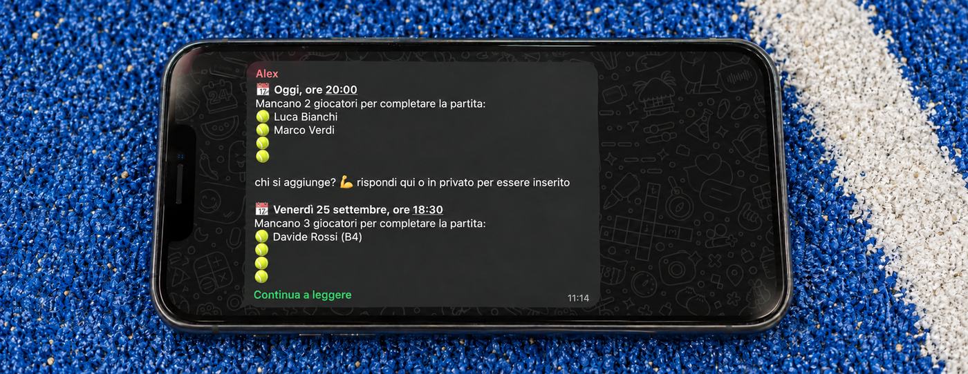Esempio illustrativo di una chat per organizzare partite di padel, mostrata su uno smartphone appoggiato sul campo